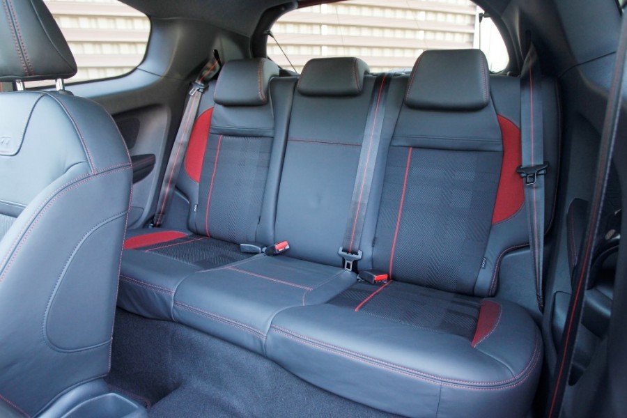 Banquette arrière Peugeot 208 GTi 1.6 THP 200 Rouge Rubi (2013) - 1-047