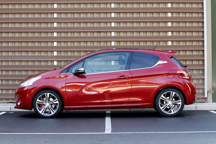 Profil Peugeot 208 GTi 1.6 THP 200 Rouge Rubi (2013) - 1-048