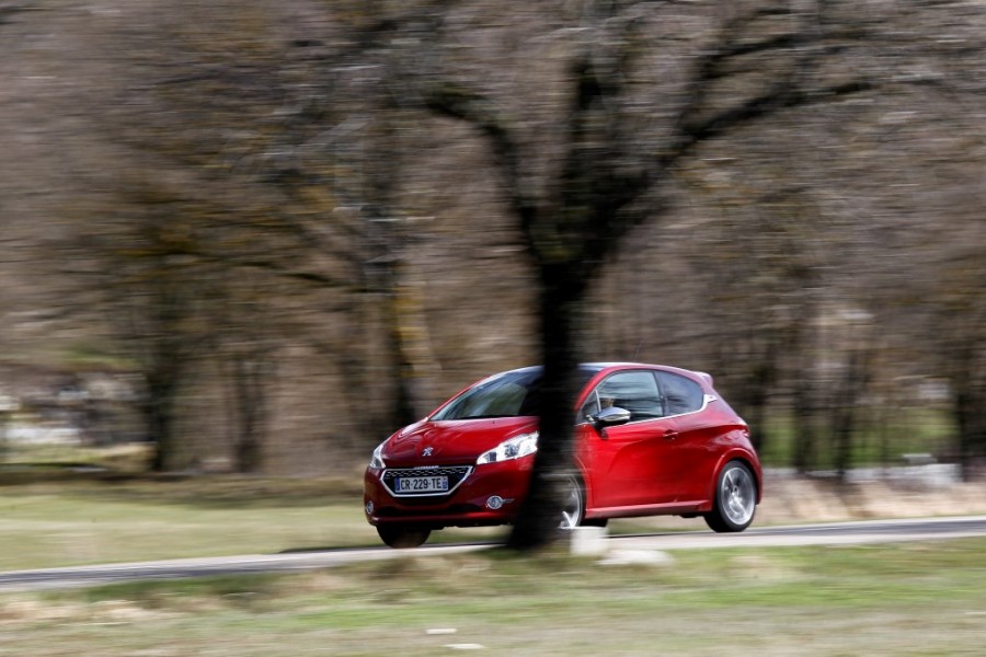 Essai Peugeot 208 GTi 1.6 THP 200 Rouge Rubi (2013) - 1-051