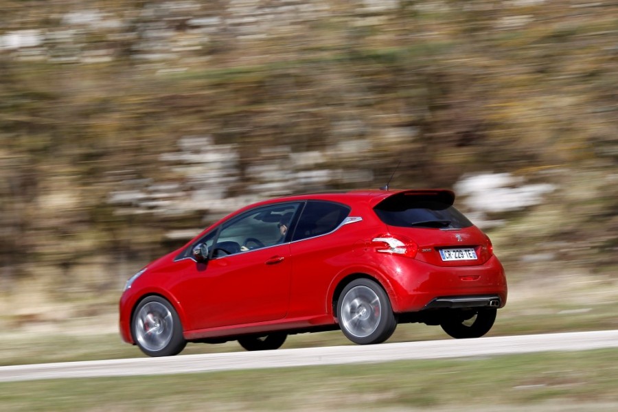 Essai Peugeot 208 GTi 1.6 THP 200 Rouge Rubi (2013) - 1-053