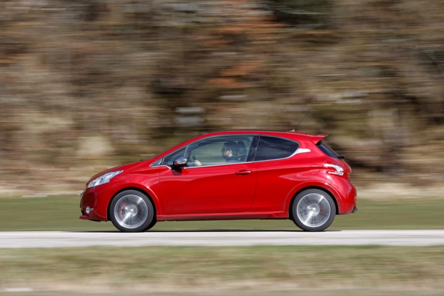 Essai Peugeot 208 GTi 1.6 THP 200 Rouge Rubi (2013) - 1-054