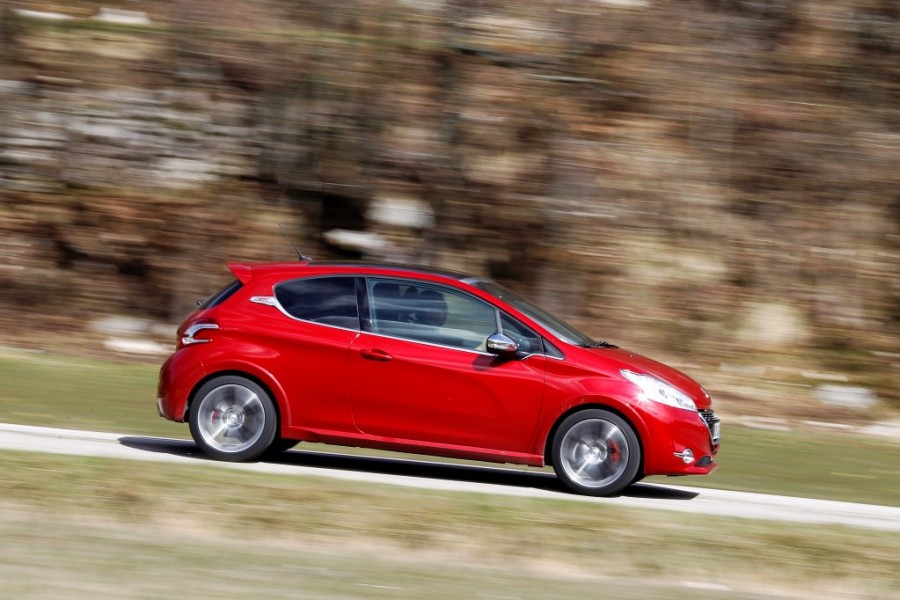 Essai Peugeot 208 GTi 1.6 THP 200 Rouge Rubi (2013) - 1-055