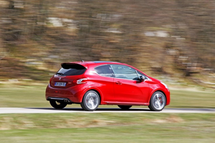 Essai Peugeot 208 GTi 1.6 THP 200 Rouge Rubi (2013) - 1-056