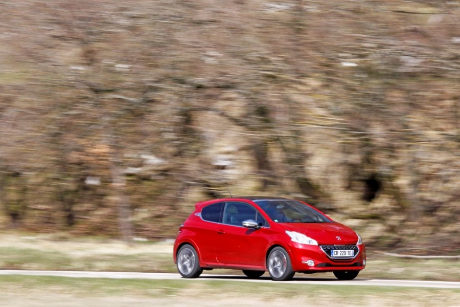 Essai Peugeot 208 GTi 1.6 THP 200 Rouge Rubi (2013) - 1-057
