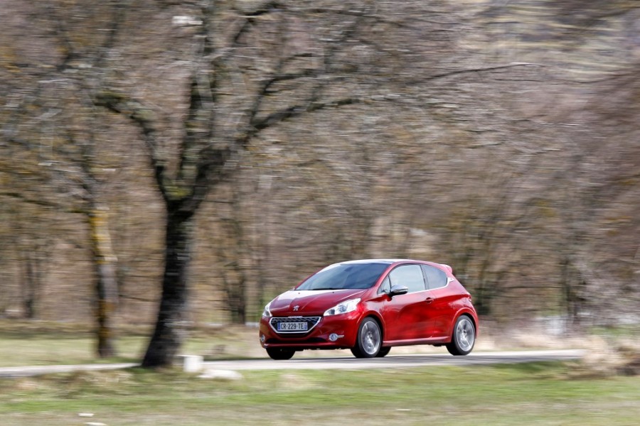 Essai Peugeot 208 GTi 1.6 THP 200 Rouge Rubi (2013) - 1-058