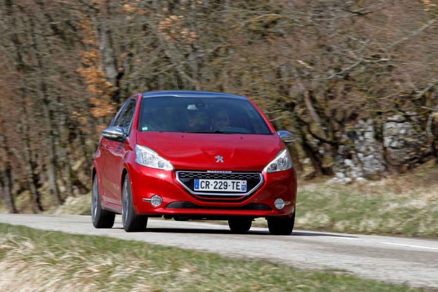 Essai Peugeot 208 GTi 1.6 THP 200 Rouge Rubi (2013) - 1-060
