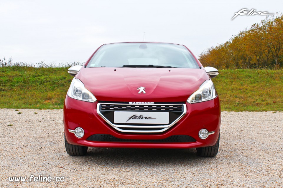 Photo face avant Peugeot 208 GTi Rouge Rubi 1.6 THP 200 ch