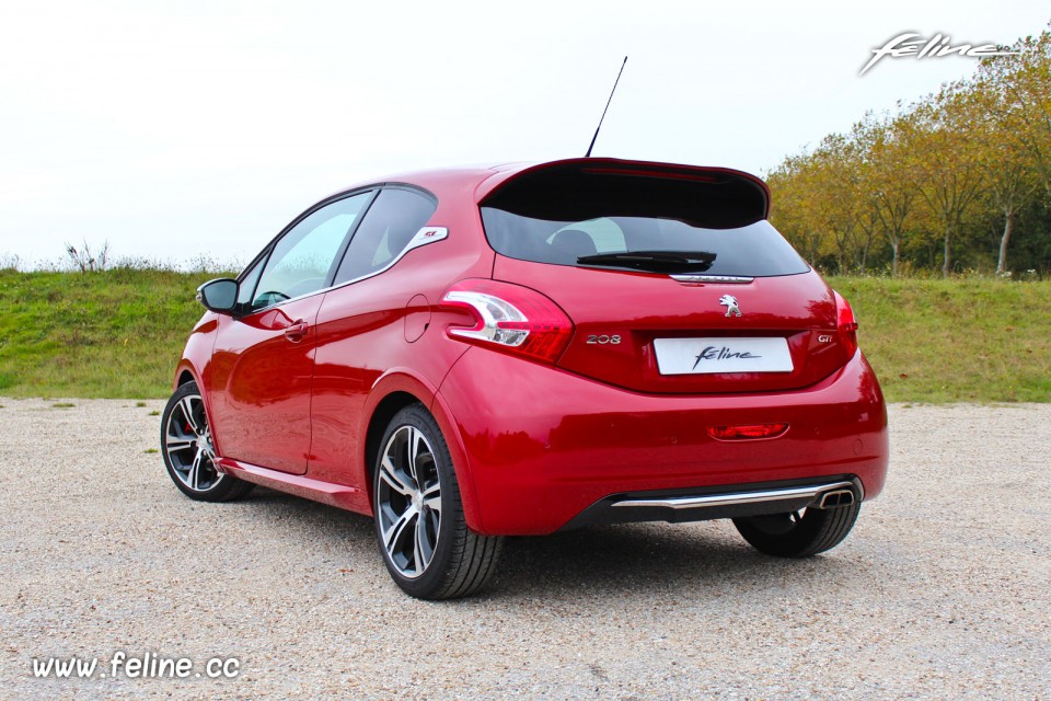 Photo 3/4 arrière Peugeot 208 GTi Rouge Rubi 1.6 THP 200 ch