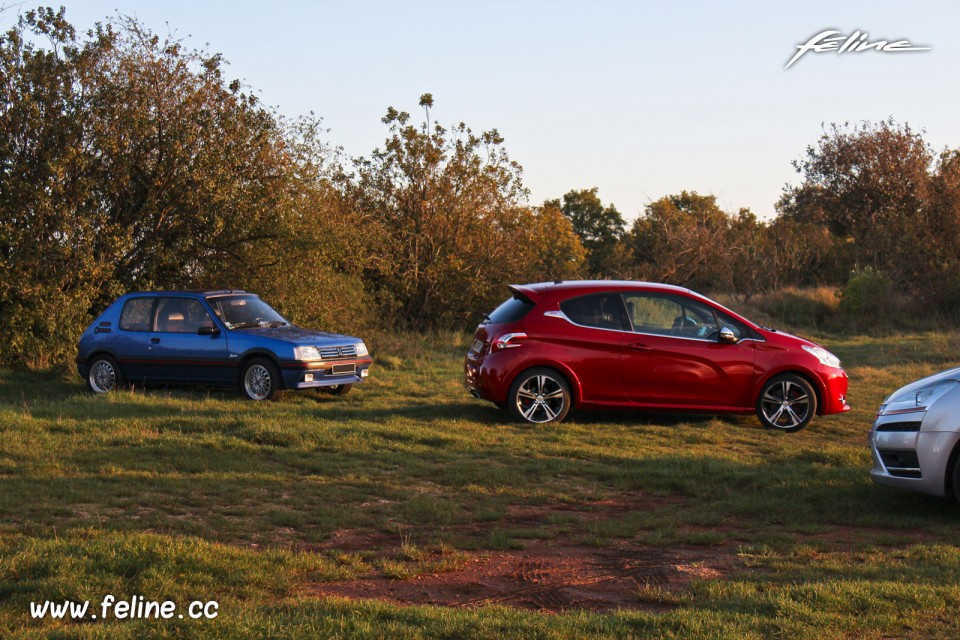 Photo Peugeot 205 GTi Bleu Miami et Peugeot 208 GTi Rouge Rubi
