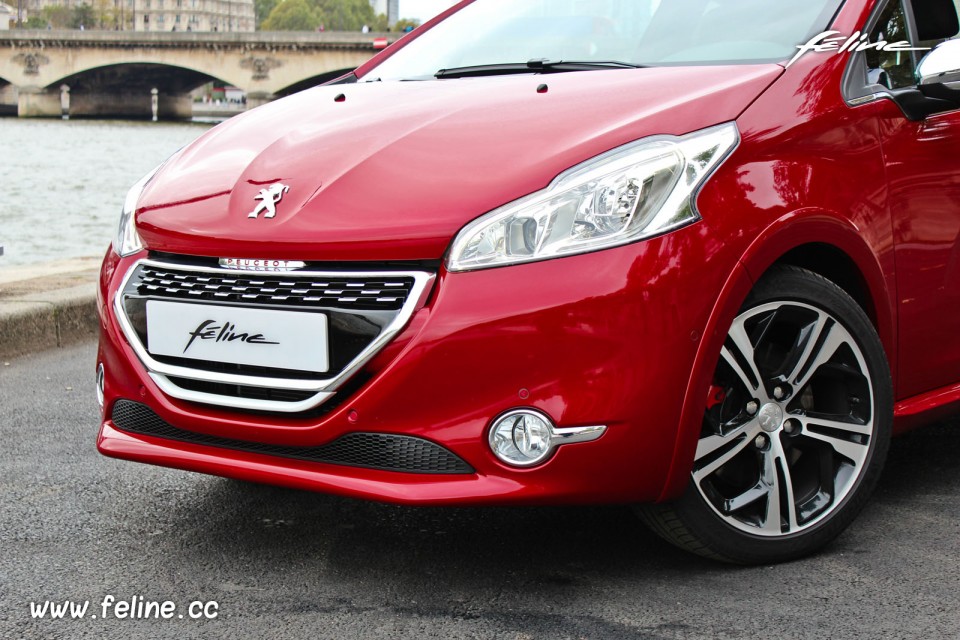 Photo bouclier avant Peugeot 208 GTi Rouge Rubi 1.6 THP 200 ch