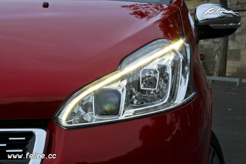 Photo phare avant premium Peugeot 208 GTi Rouge Rubi 1.6 THP 200