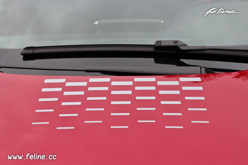 Photo sticker damiers capot Peugeot 208 GTi Rouge Rubi 1.6 THP 2