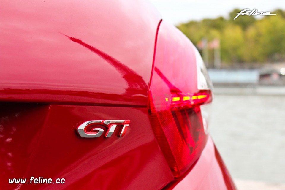 Photo sigle GTi coffre Peugeot 208 GTi Rouge Rubi 1.6 THP 200 ch