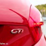 Photo sigle GTi coffre Peugeot 208 GTi Rouge Rubi 1.6 THP 200 ch