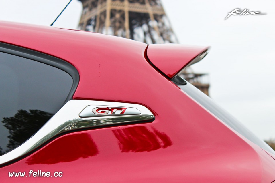 Photo sigle GTi custode Peugeot 208 GTi Rouge Rubi 1.6 THP 200 c