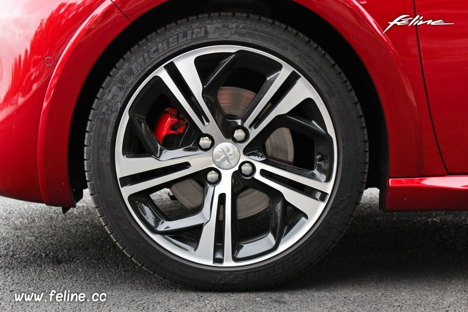Photo jante aluminium Carbone 17 Peugeot 208 GTi Rouge Rubi 1.6