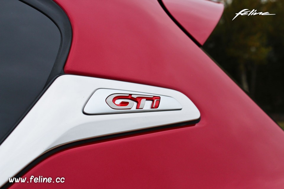 Photo sigle GTi Peugeot 208 GTi Rouge Rubi 1.6 THP 200 ch