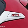 Photo sigle GTi Peugeot 208 GTi Rouge Rubi 1.6 THP 200 ch