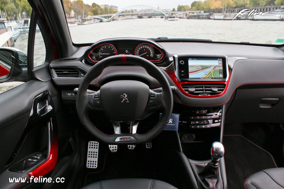 Photo poste de conduite i-Cockpit Peugeot 208 GTi 1.6 THP 200 ch