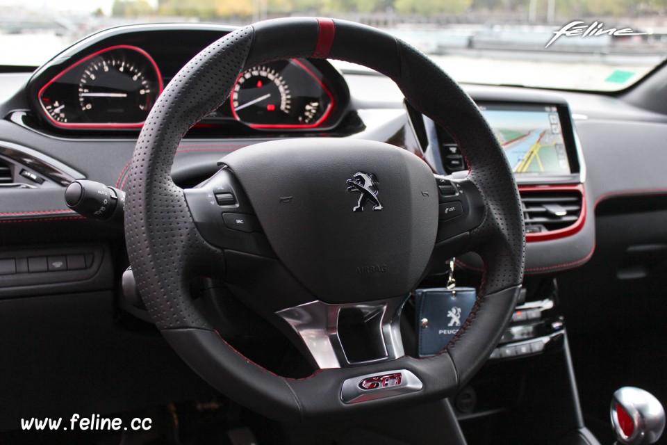 Photo volant cuir Peugeot 208 GTi 1.6 THP 200 ch