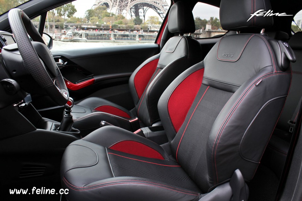 Photo sièges avant mi-cuir Caro Peugeot 208 GTi 1.6 THP 200 ch