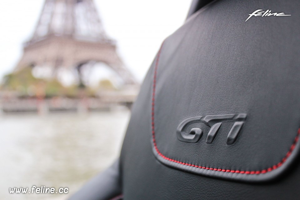Photo sigle GTi siège mi-cuir Peugeot 208 GTi 1.6 THP 200 ch