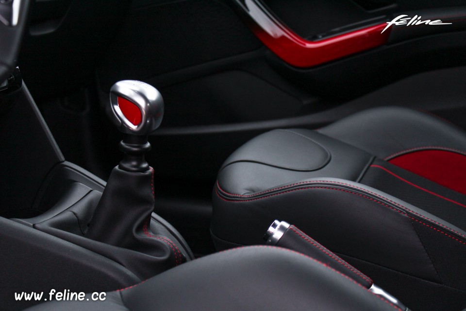 Photo détail surpiqures rouges Peugeot 208 GTi 1.6 THP 200 ch