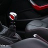 Photo détail surpiqures rouges Peugeot 208 GTi 1.6 THP 200 ch