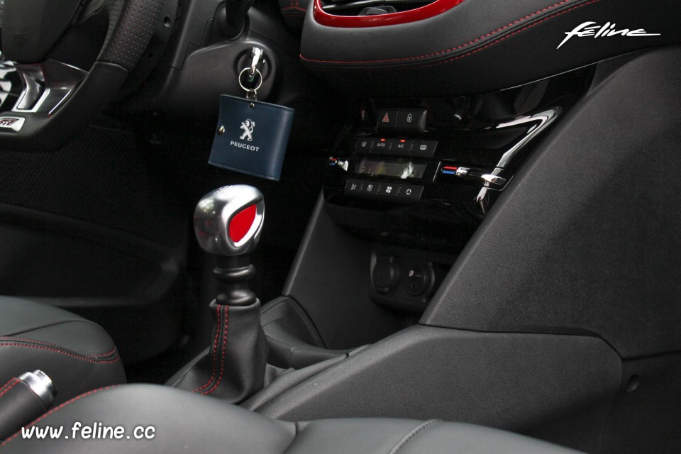 Photo pommeau alu Peugeot 208 GTi 1.6 THP 200 ch
