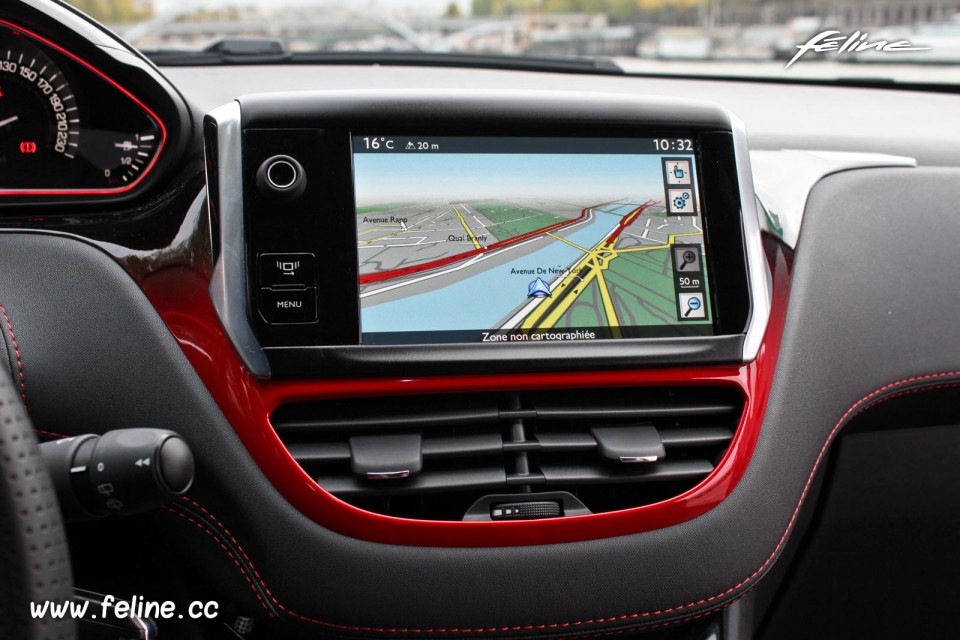Photo écran tactile Peugeot 208 GTi 1.6 THP 200 ch