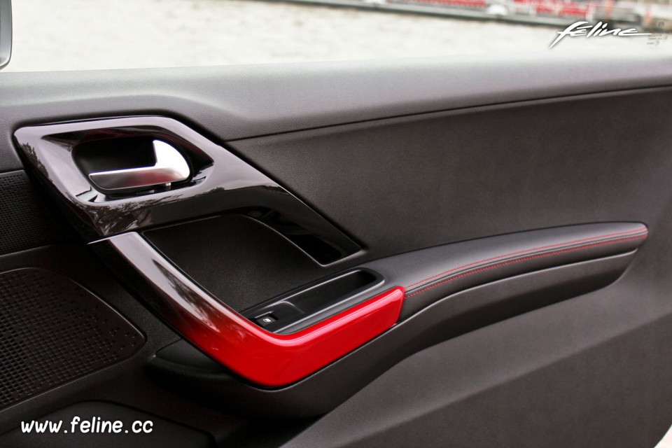 Photo poignée de porte Peugeot 208 GTi 1.6 THP 200 ch