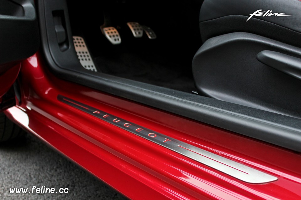 Photo seuil de porte alu Peugeot 208 GTi 1.6 THP 200 ch