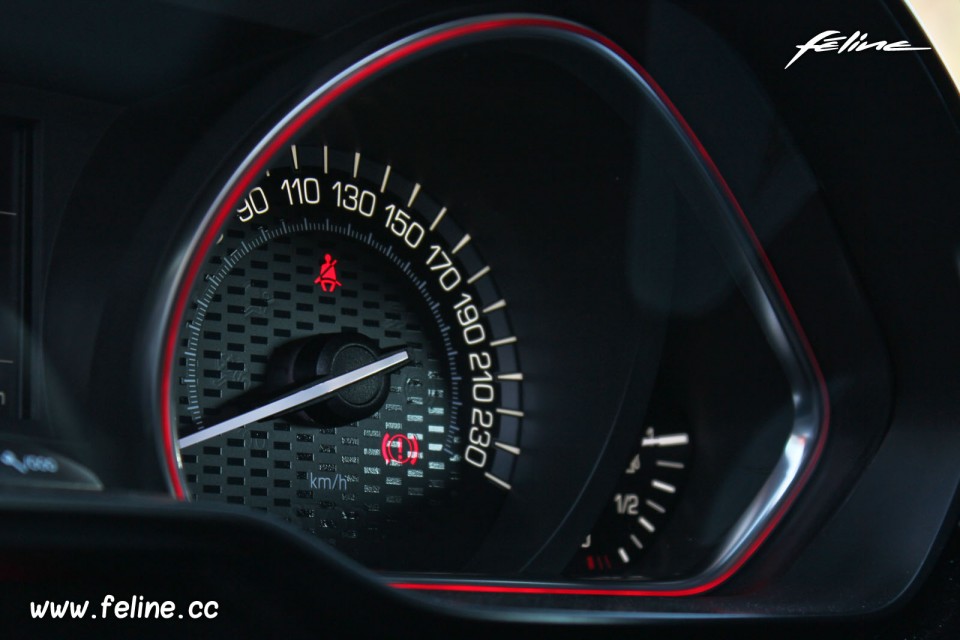 Photo fonds de compteurs damiers Peugeot 208 GTi 1.6 THP 200 ch