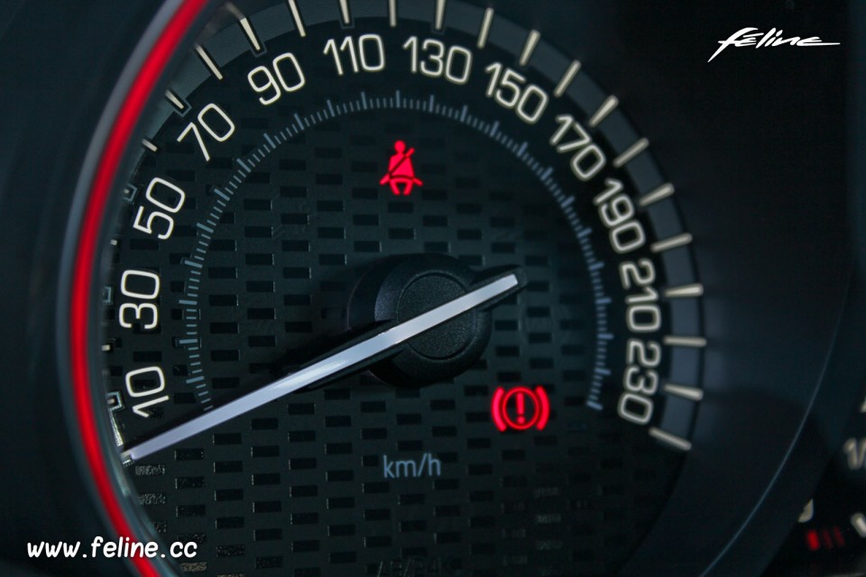 Photo tachymètre Peugeot 208 GTi 1.6 THP 200 ch