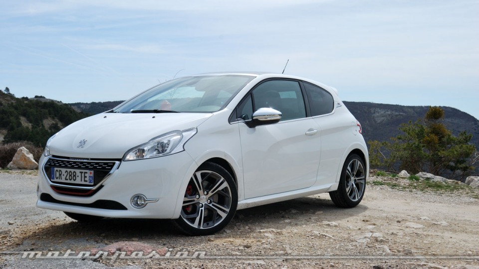 3/4 avant Peugeot 208 GTi 1.6 THP 200 Blanc Banquise (2013) - 1-002