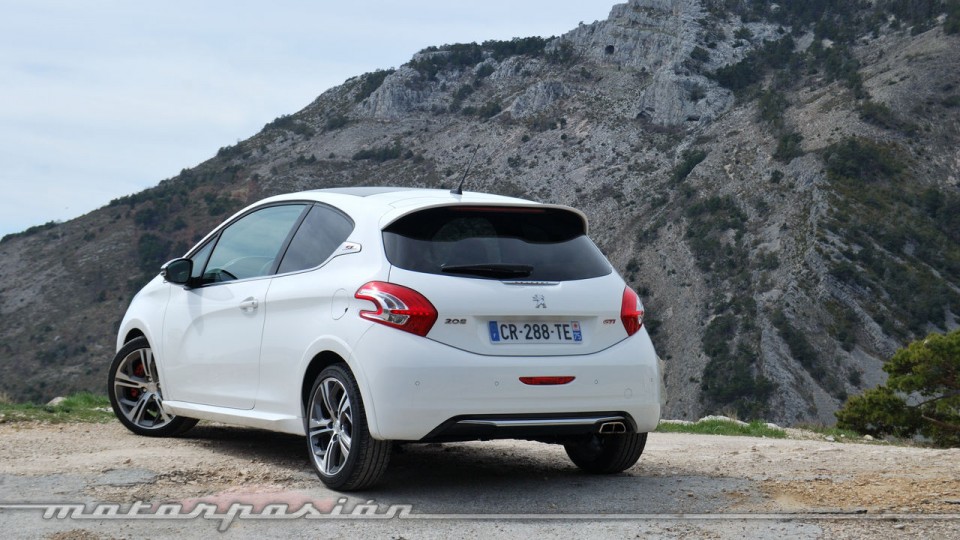 3/4 arrière Peugeot 208 GTi 1.6 THP 200 Blanc Banquise (2013) - 1-004