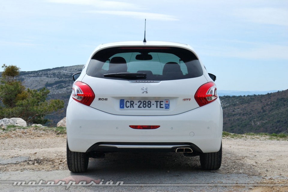 Vue arrière Peugeot 208 GTi 1.6 THP 200 Blanc Banquise (2013) - 1-006
