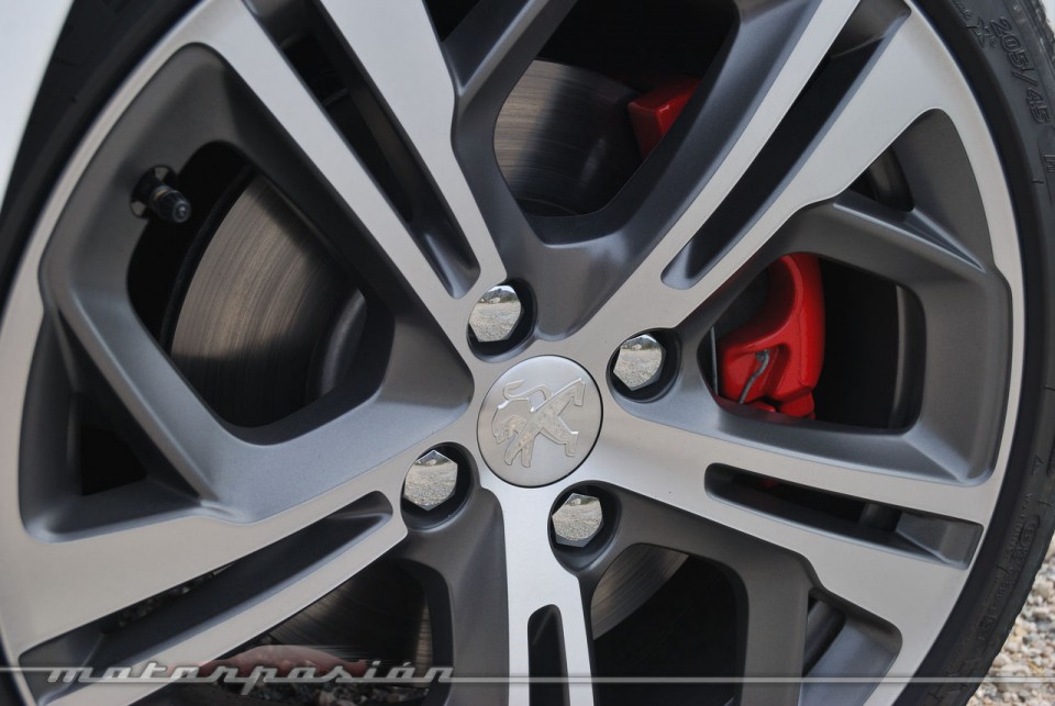 Détail jante Carbone 17" Gris Storm Peugeot 208 GTi 1.6 THP 200 Blanc Banquise (2013) - 1-008