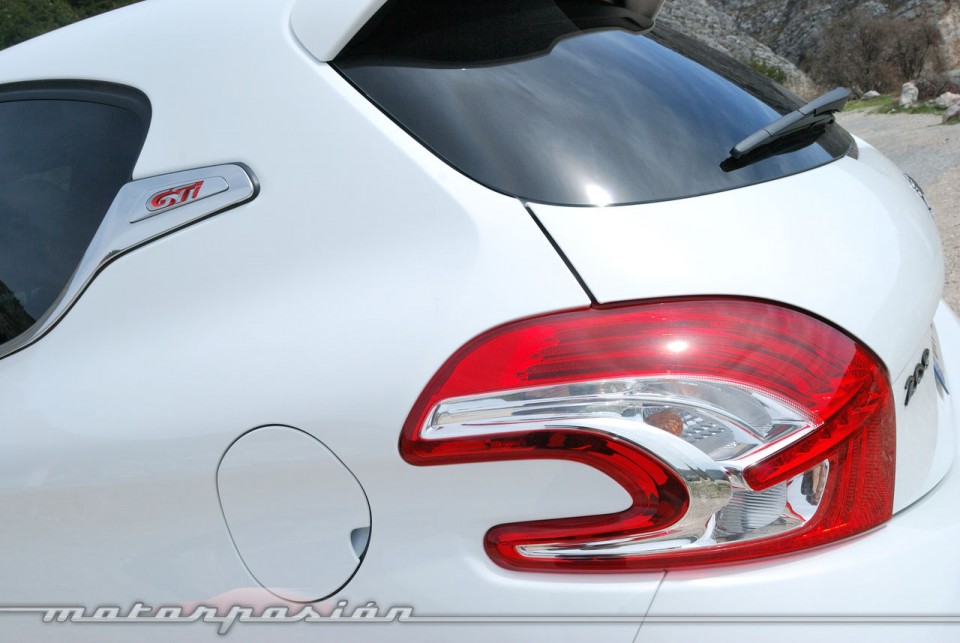 Feu arrière Peugeot 208 GTi 1.6 THP 200 Blanc Banquise (2013) - 1-013