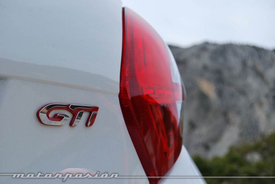Sigle GTi Peugeot 208 GTi 1.6 THP 200 Blanc Banquise (2013) - 1-014