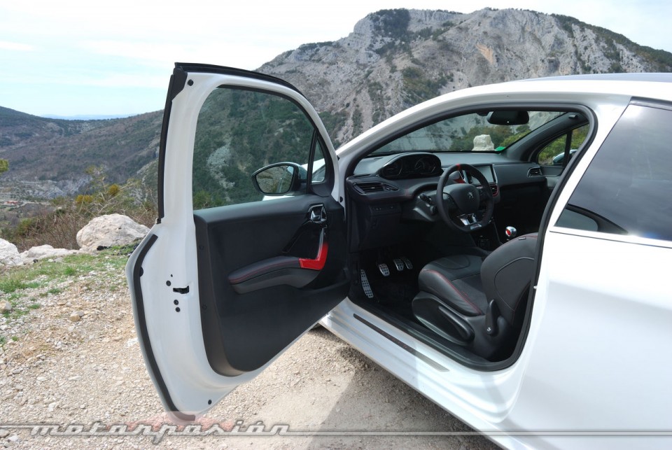 Portière ouverte Peugeot 208 GTi 1.6 THP 200 Blanc Banquise (2013) - 1-018