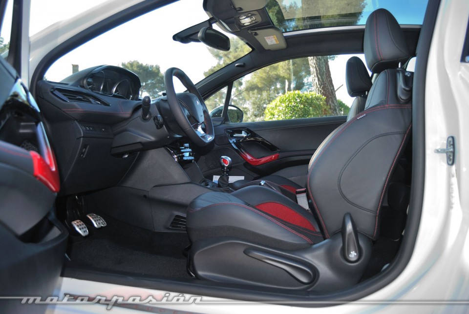 Intérieur Peugeot 208 GTi 1.6 THP 200 Blanc Banquise (2013) - 1-019