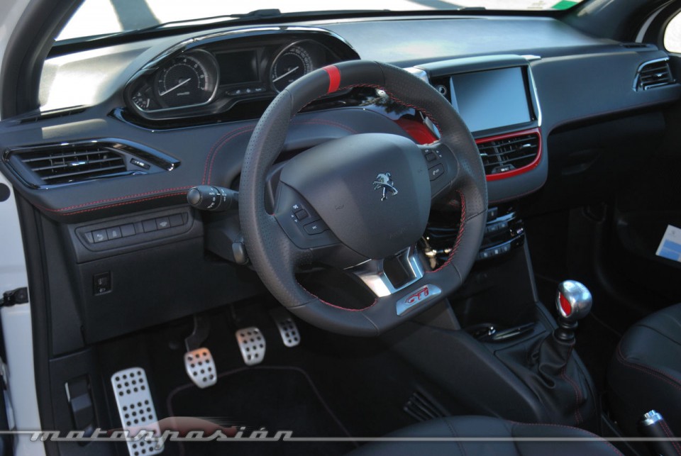 Poste de conduite Peugeot 208 GTi 1.6 THP 200 Blanc Banquise (2013) - 1-020