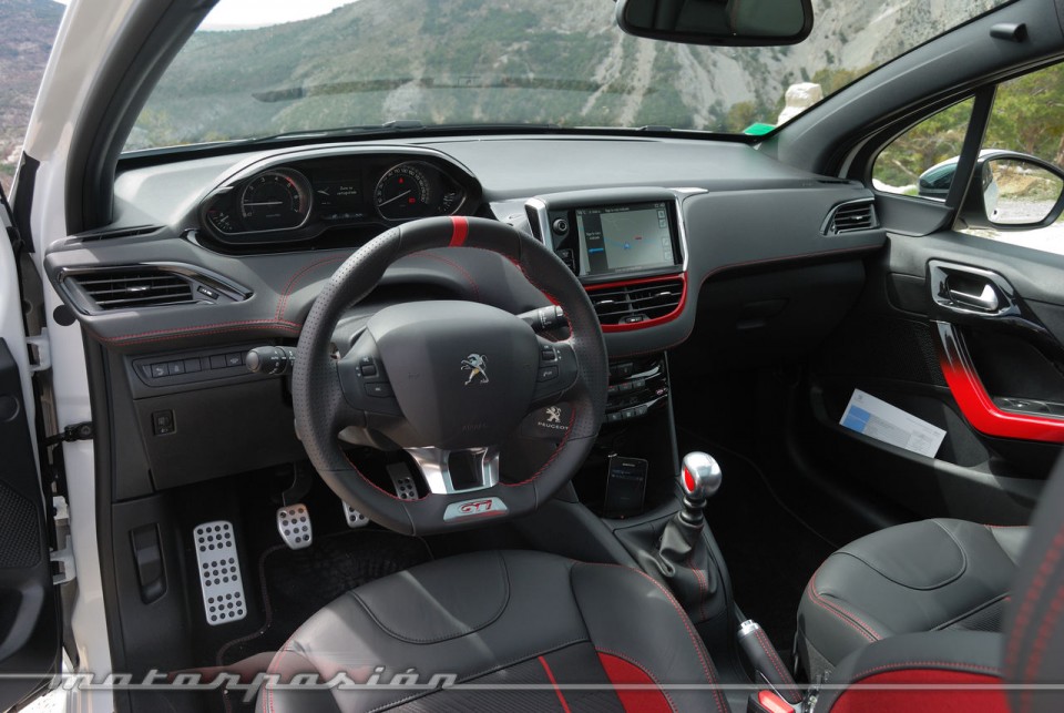 Volant cuir Peugeot 208 GTi 1.6 THP 200 Blanc Banquise (2013) - 1-022
