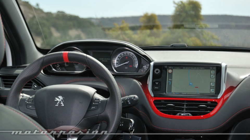Tableau de bord Peugeot 208 GTi 1.6 THP 200 Blanc Banquise (2013) - 1-028