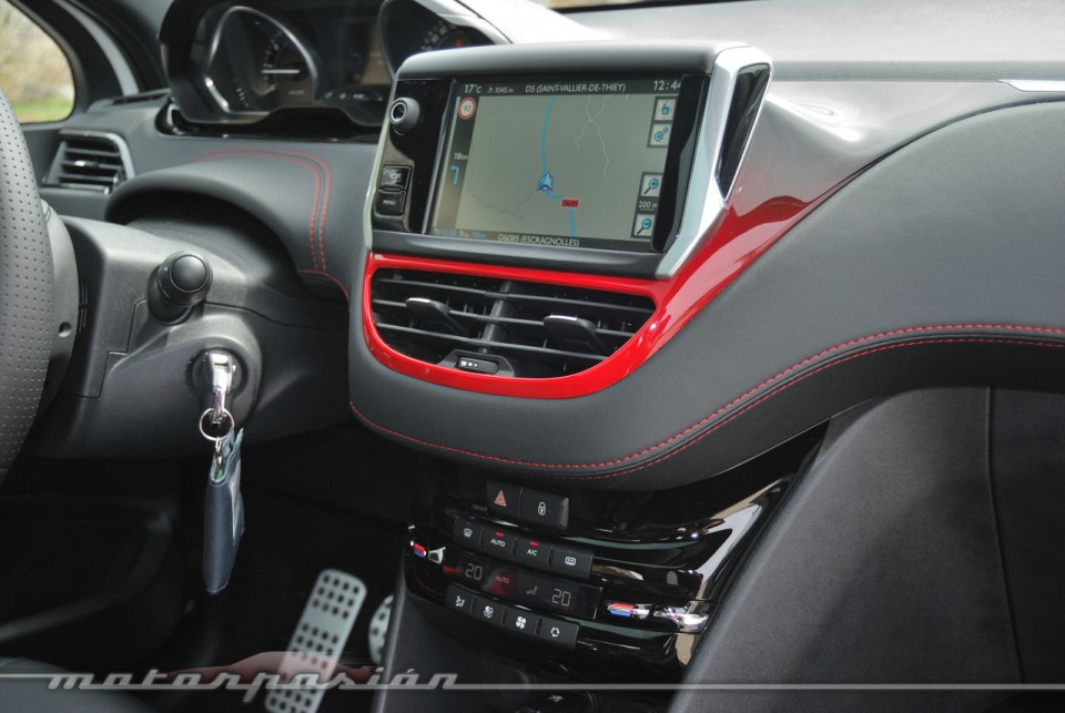 Ecran tactile Peugeot 208 GTi 1.6 THP 200 Blanc Banquise (2013) - 1-029