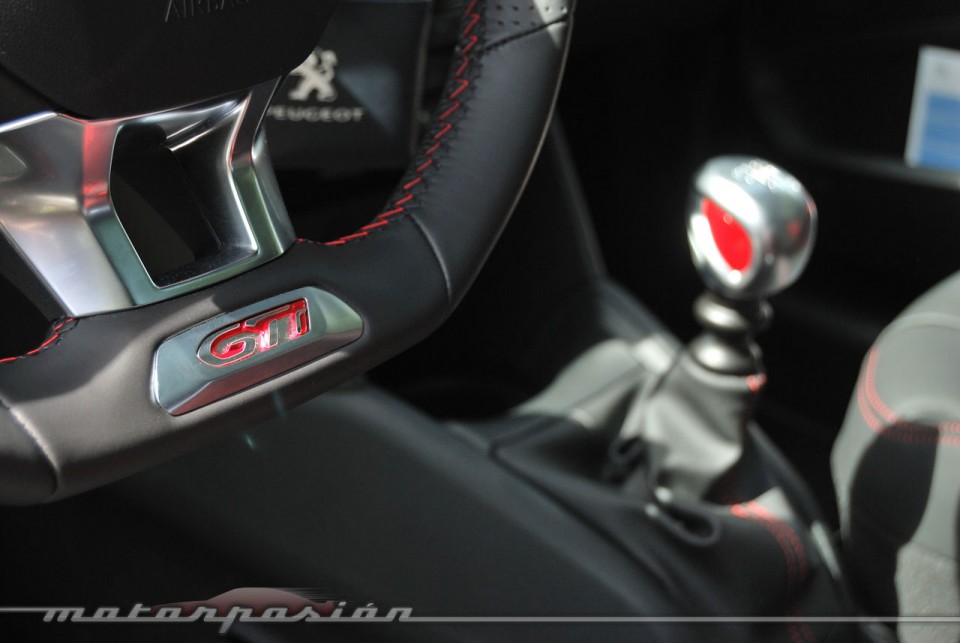Détail volant badge GTi Peugeot 208 GTi 1.6 THP 200 Blanc Banquise (2013) - 1-030
