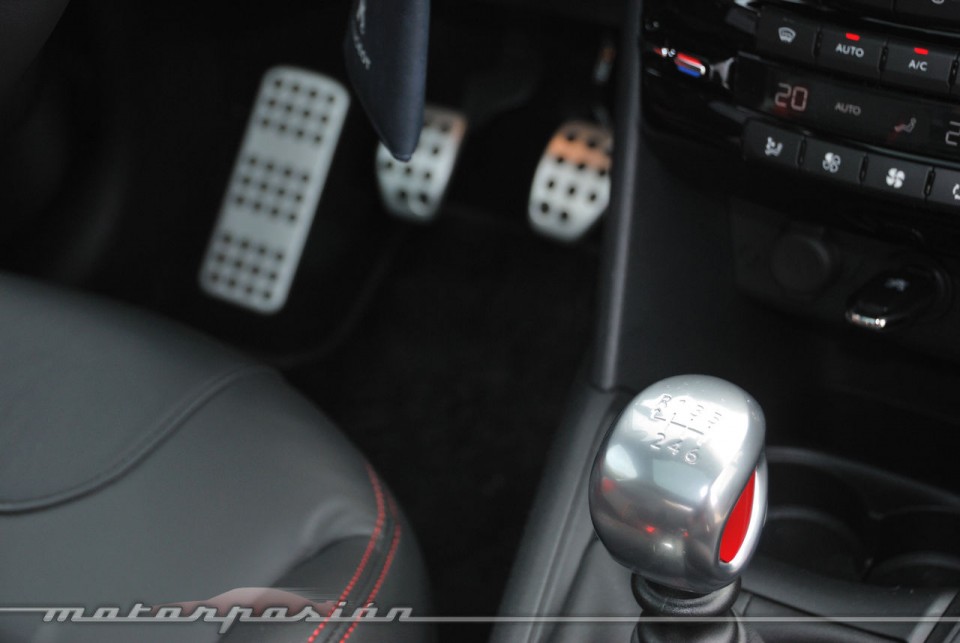 Pommeau et pédalier alu Peugeot 208 GTi 1.6 THP 200 Blanc Banquise (2013) - 1-032