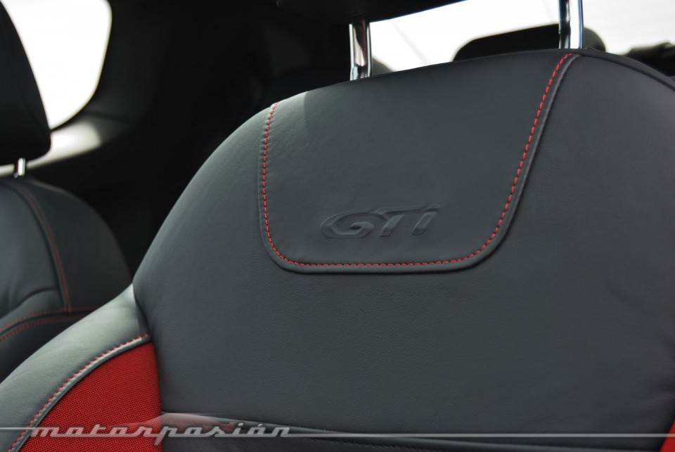 Détail gauffrage GTi sièges Peugeot 208 GTi 1.6 THP 200 Blanc Banquise (2013) - 1-034