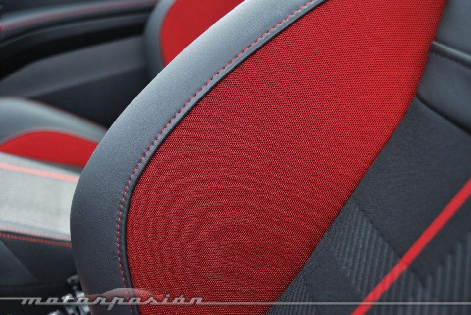 Détail sièges Peugeot 208 GTi 1.6 THP 200 Blanc Banquise (2013) - 1-035